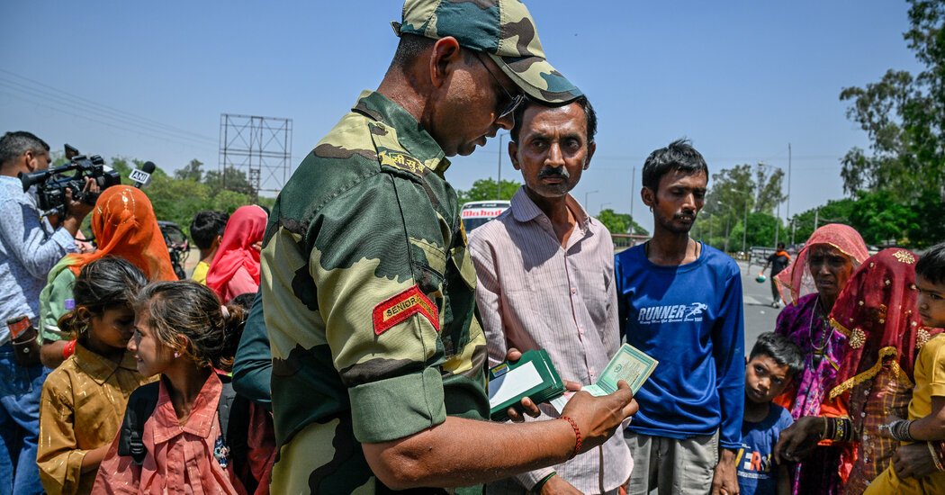 ভারত ও পাকিস্তান কাশ্মীরের হামলার পরে ভিসেল বাতিল হওয়ার সাথে সাথে পরিবারগুলি বিভক্ত