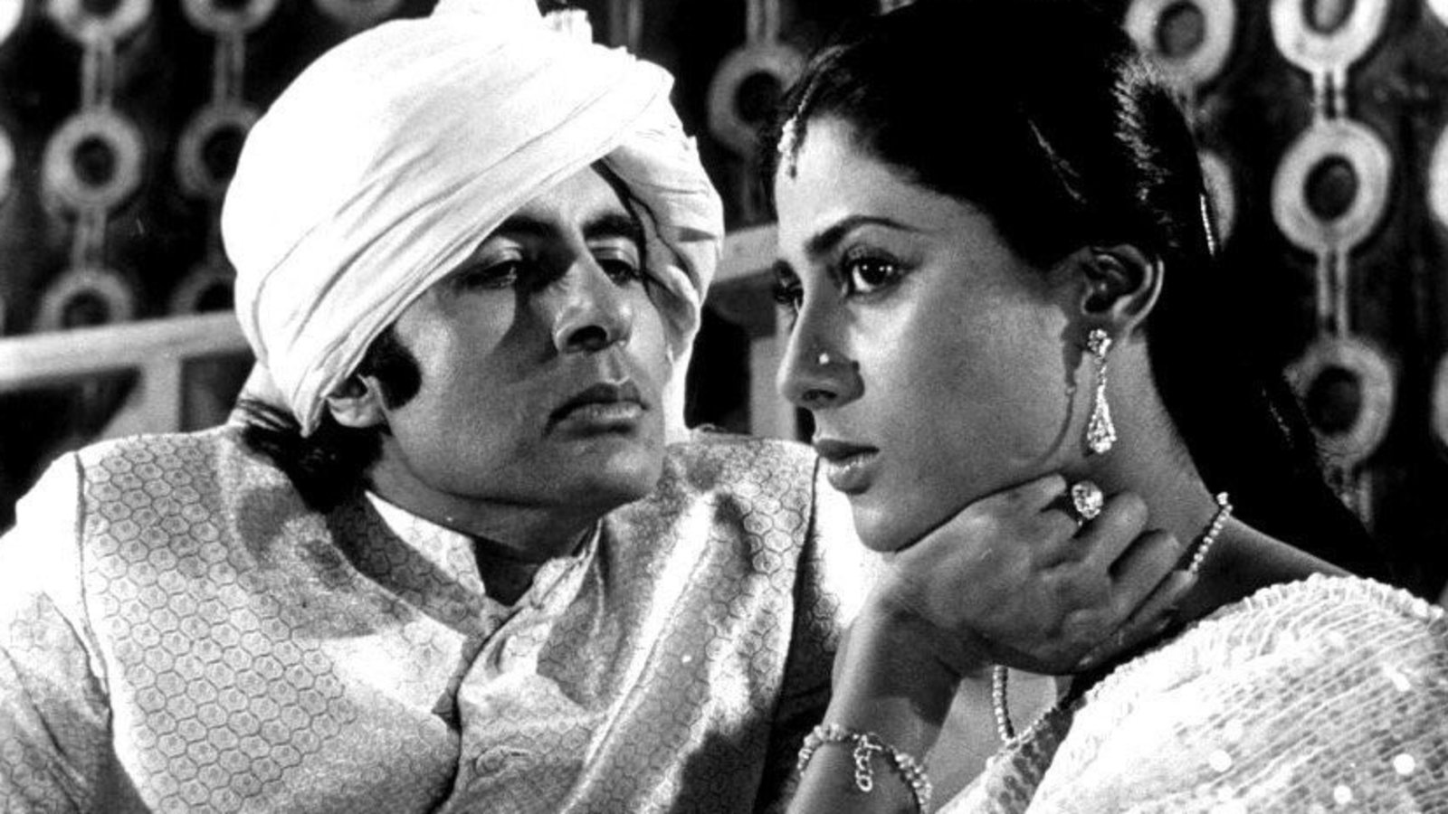 অমিতাভ বচ্চন স্মিতা পাতিলকে বলেছিলেন যে মেঝেতে বসে হালকা পুরুষদের সাথে খাবেন না: বলিউড