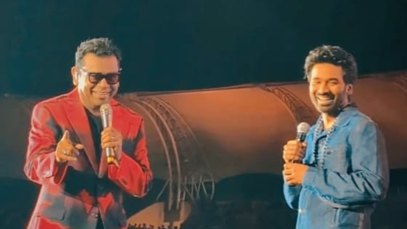 ধনুশ আর রহমানের মুম্বই কনসার্টে ভক্তদের বিস্মিত করে, তাঁর সাথে আদাঙ্গাথা অসুরান পরিবেশন করেন। দেখুন