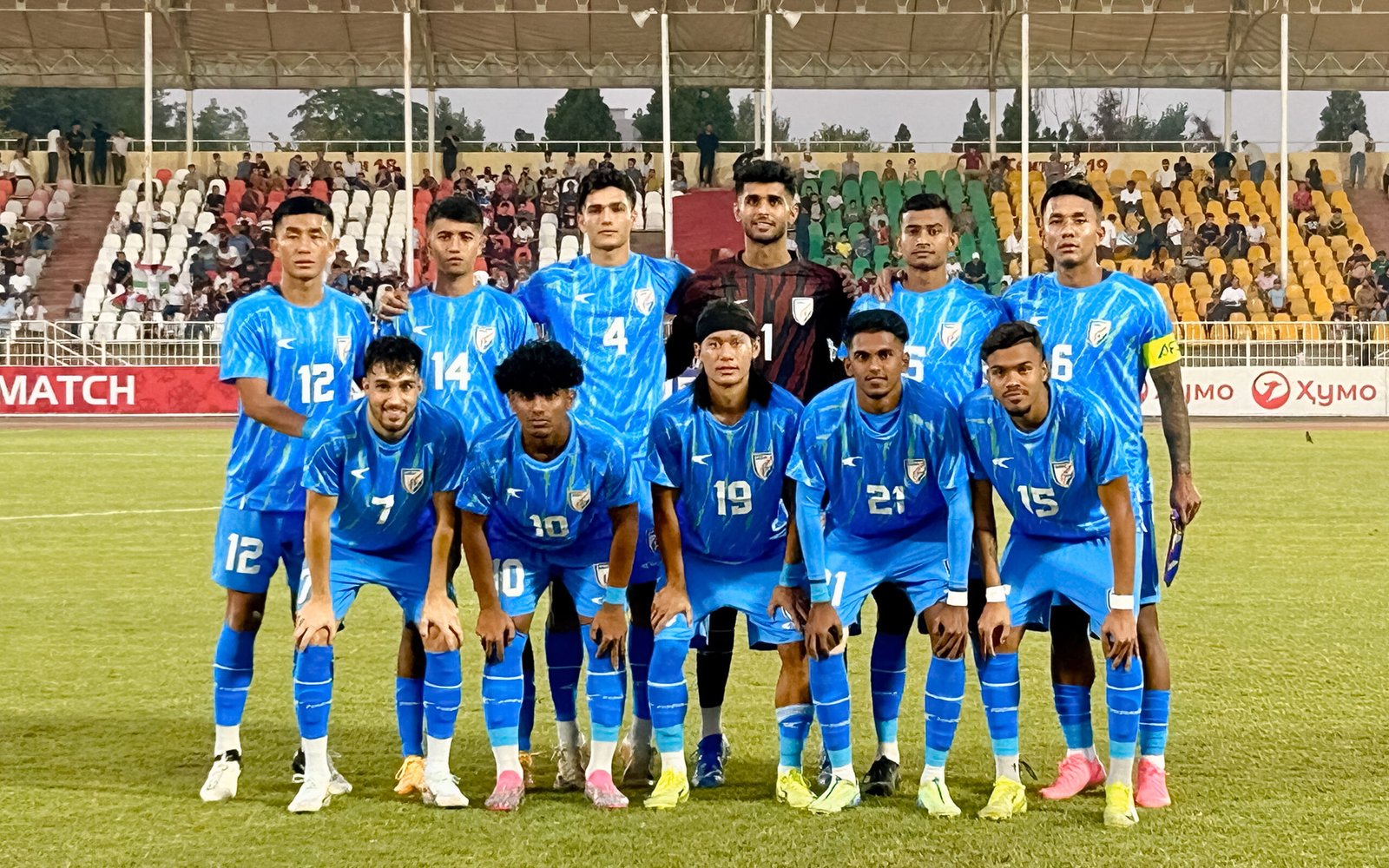 10-সদস্যের নীল কল্টগুলি সংকীর্ণ ক্ষতির মুখোমুখি