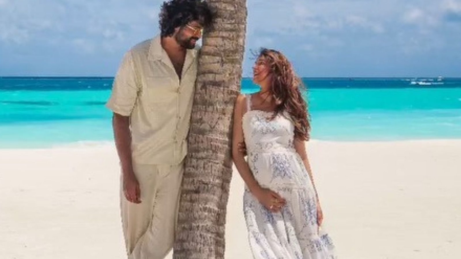 বাবা-মা-বারাউন তেজ, লাভান্যা ত্রিপাঠি সৈকত দ্বারা বেবিমুনের সময় তাদের জীবনের সময় রয়েছে। দেখুন