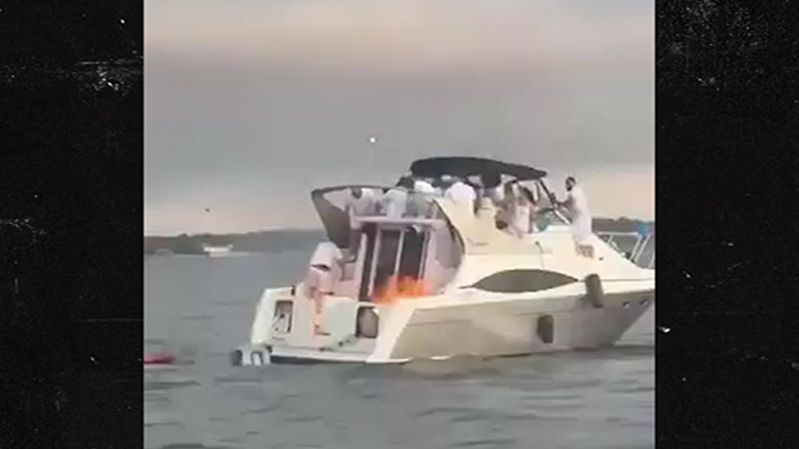 নৌকা এনওয়াইসিতে শিখায় বিস্ফোরিত হয়, 22 টি ওভারবোর্ড প্রেরণ করে