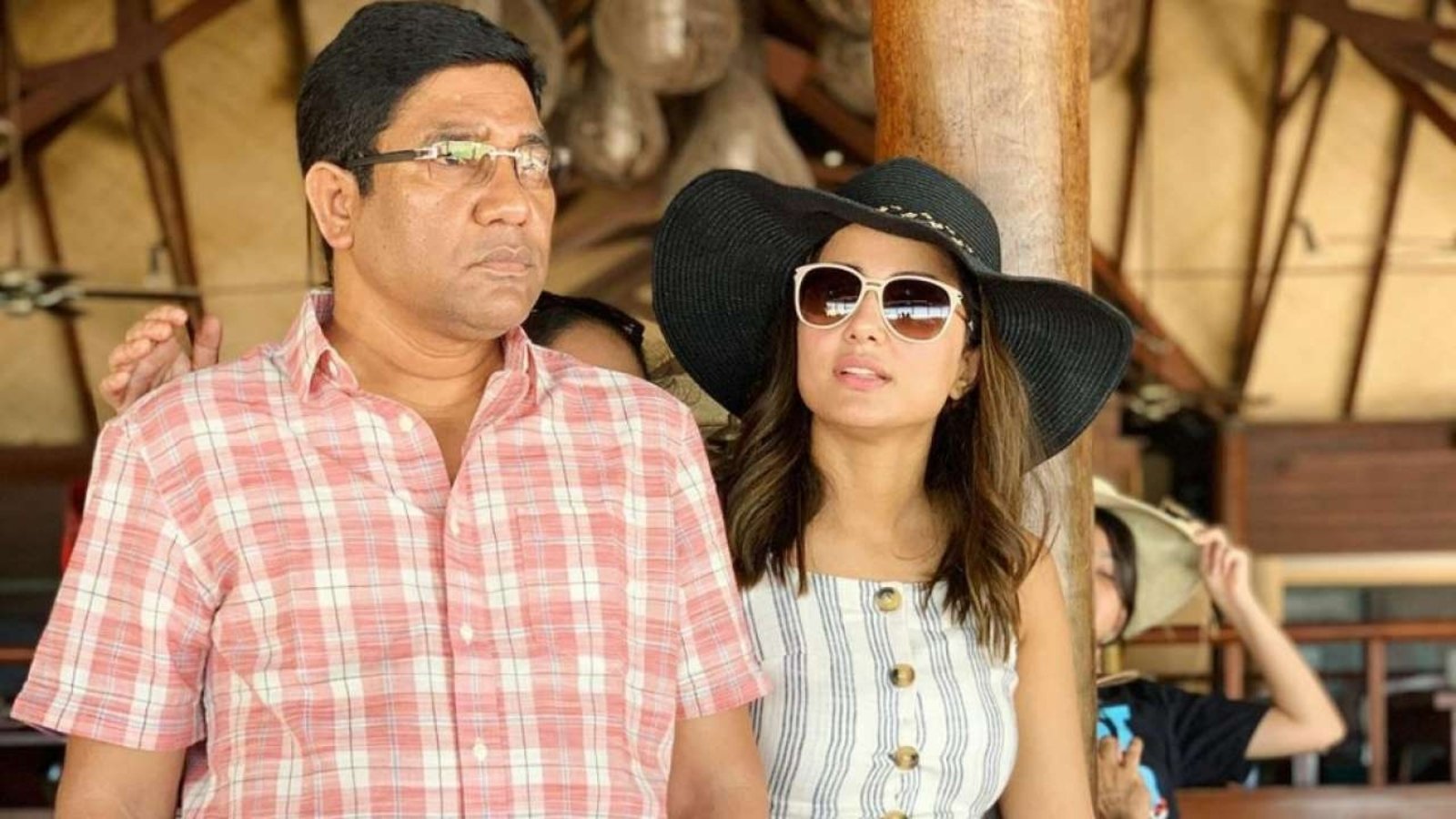 বাবা দিবসে তার বাবার কথা মনে পড়ার সাথে সাথে হিনা খান সংবেদনশীল হয়ে ওঠে: '