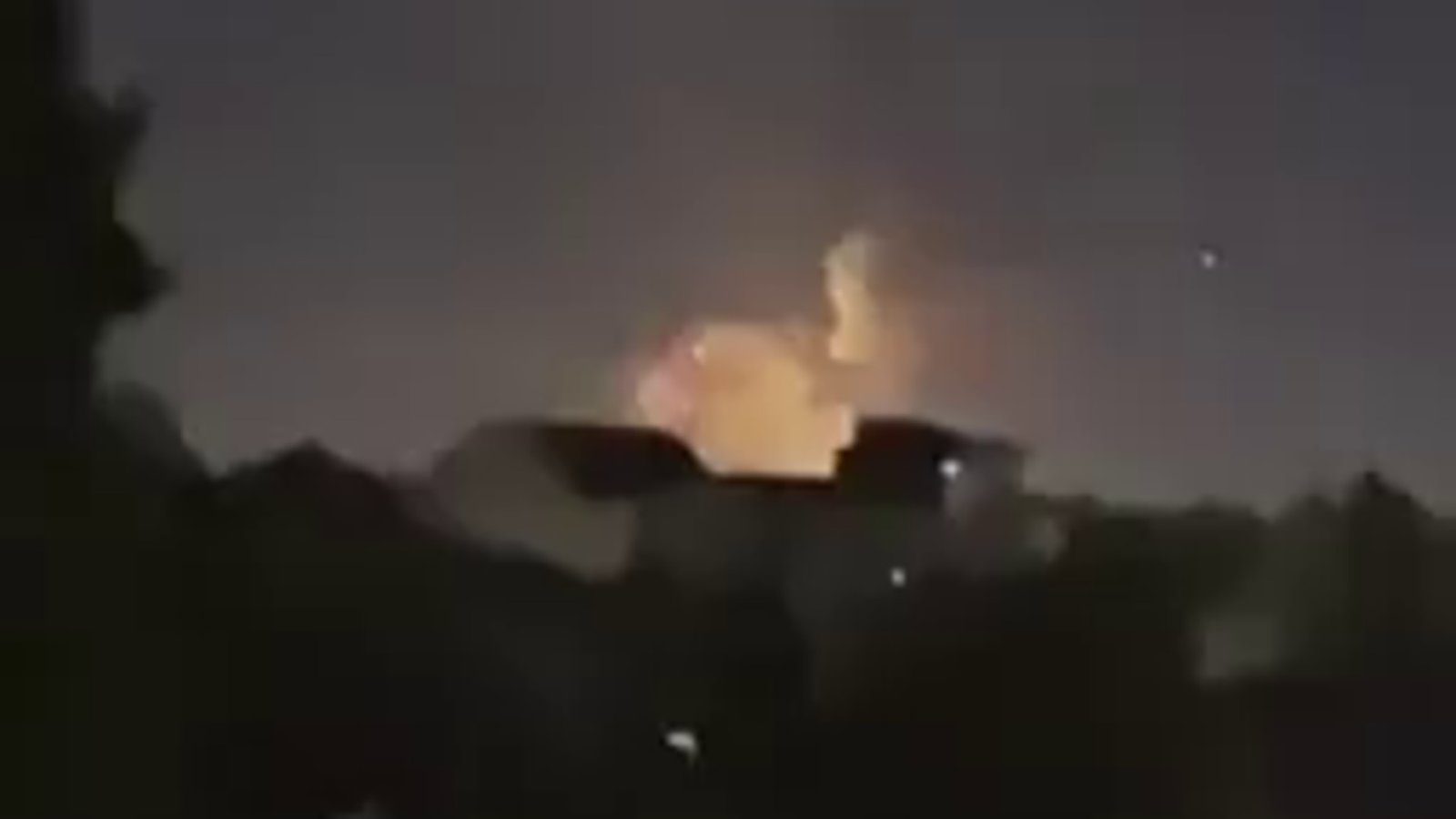 ইরানের উত্তরে ইস্রায়েল বোম্বস রাশ্ট হিসাবে চিত্রিত বিশাল বিস্ফোরণ ইস্রায়েল-ইরান সংঘাত