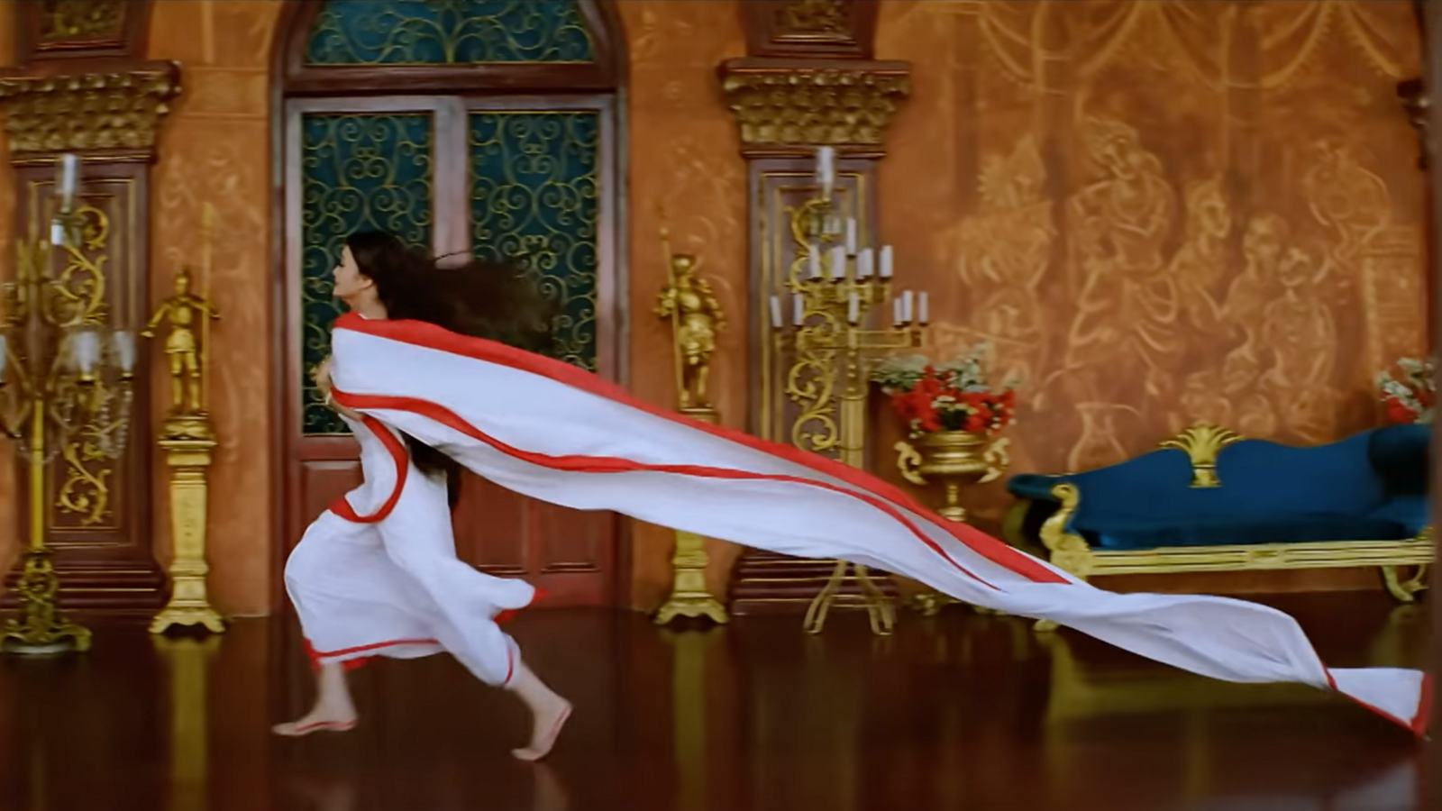 Ish শ্বরিয়া রাইয়ের দেবদাস ক্লাইম্যাক্স শাড়িটি একটি রাতে তৈরি করা হয়েছিল। নীটা লুল্লা সঞ্জয় লীলা ভনসালির হঠাৎ জিজ্ঞাসা প্রকাশ করেছেন বলিউড