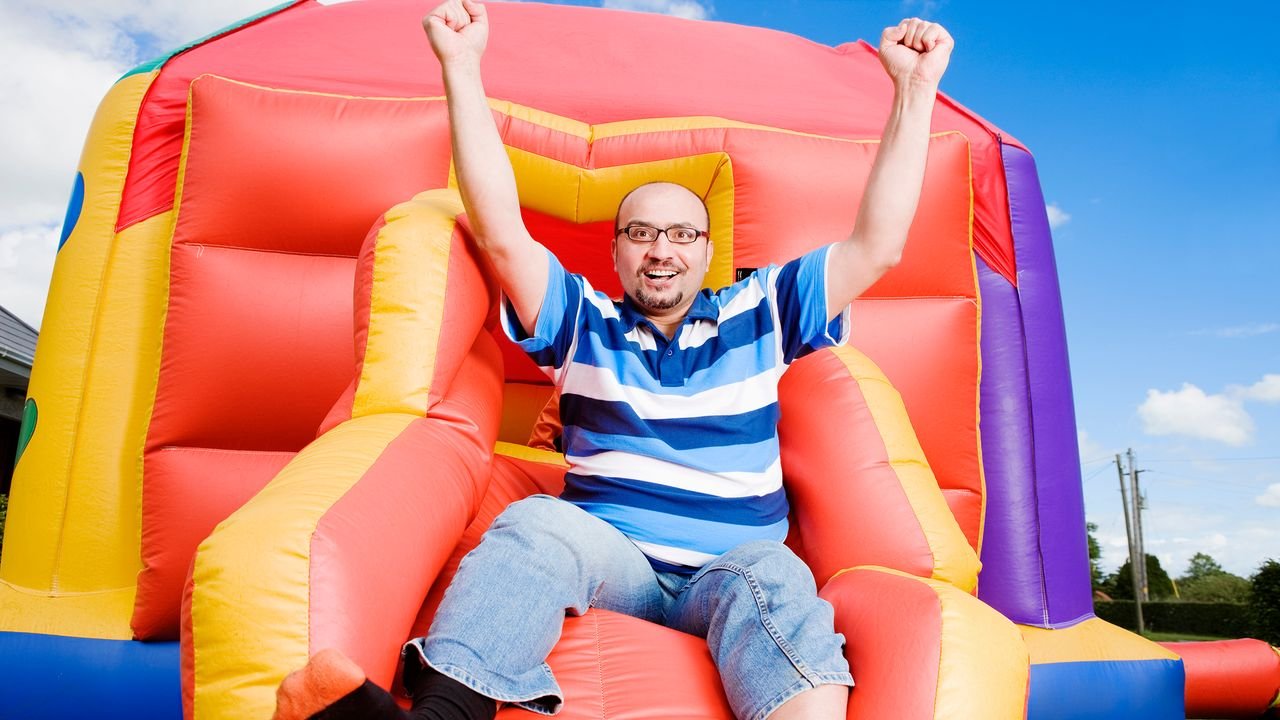 কেন আমি শহর ছেড়ে আমার পরিবারকে একটি inflatable বাউন্স হাউসে স্থানান্তরিত করেছি
